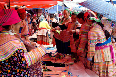 Festival welcoming Spring and Lunar New Year shines in Hanoi